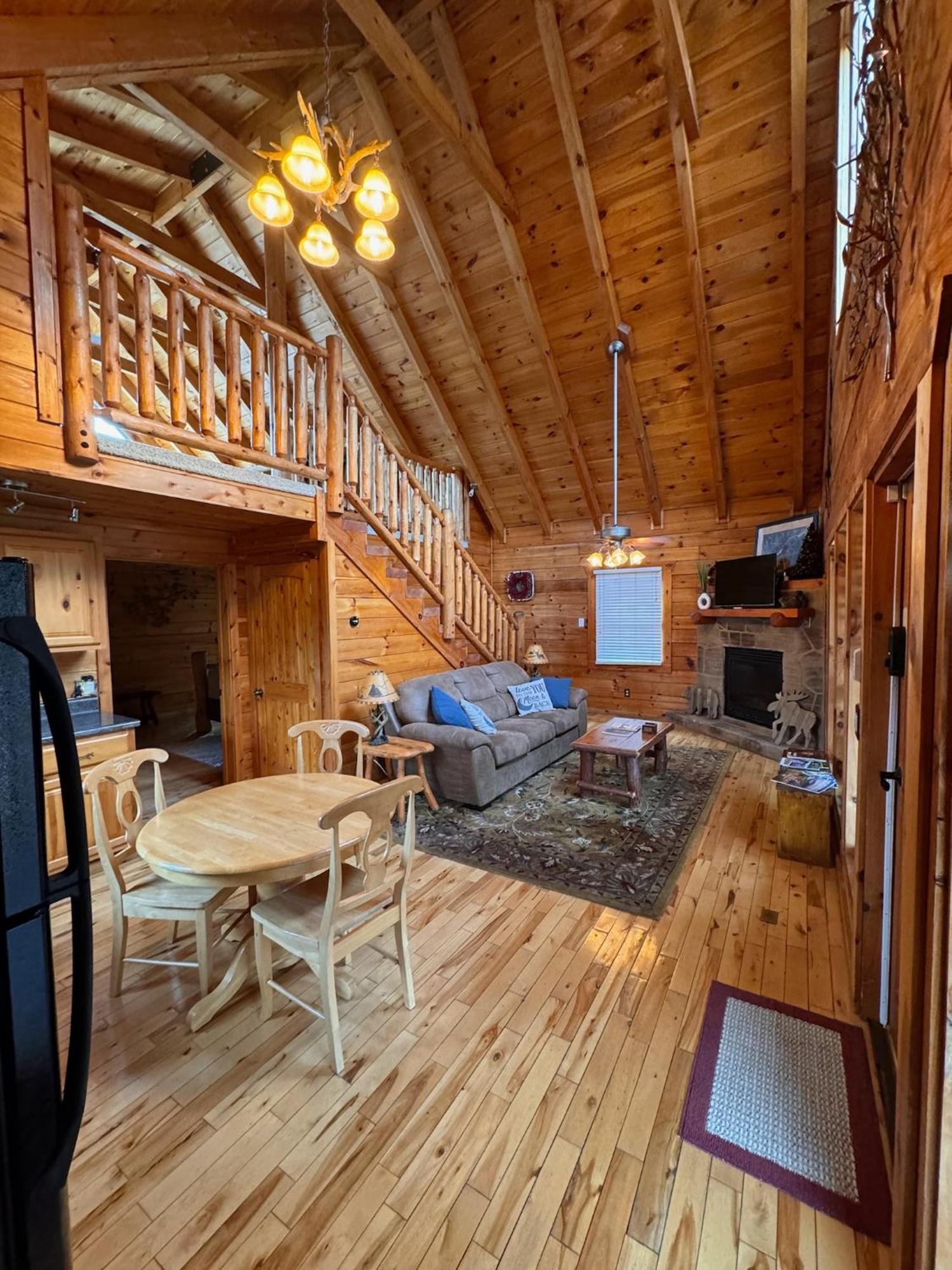 Chalet Smoky Paws - Exceptional Cabin, Stunning Mountain Views, Hot Tub, Tranquil, Gigabit Internet, Free L2 Ev