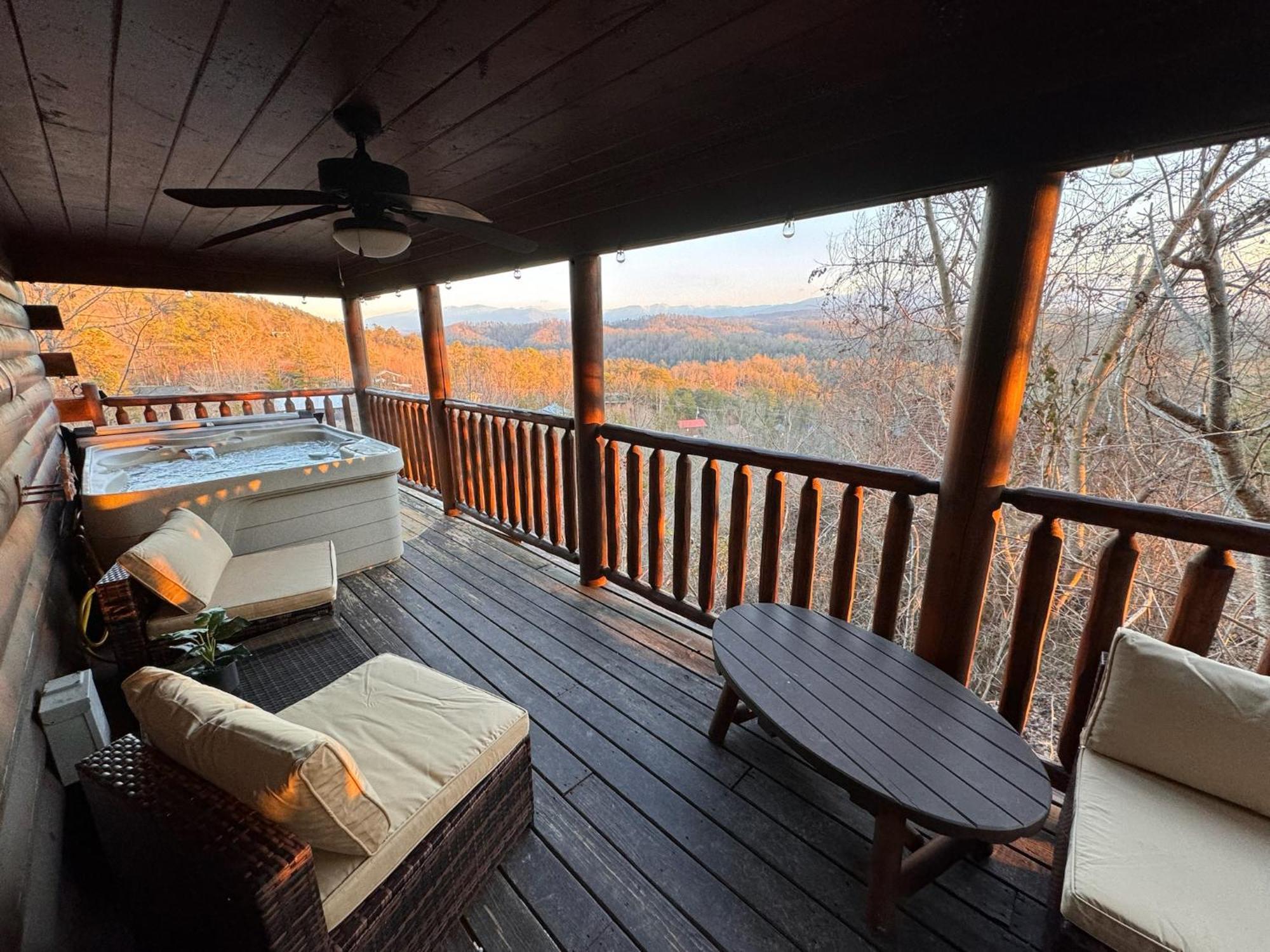 Smoky Paws - Exceptional Cabin, Stunning Mountain Views, Hot Tub, Tranquil, Gigabit Internet, Free L2 Ev Chalet