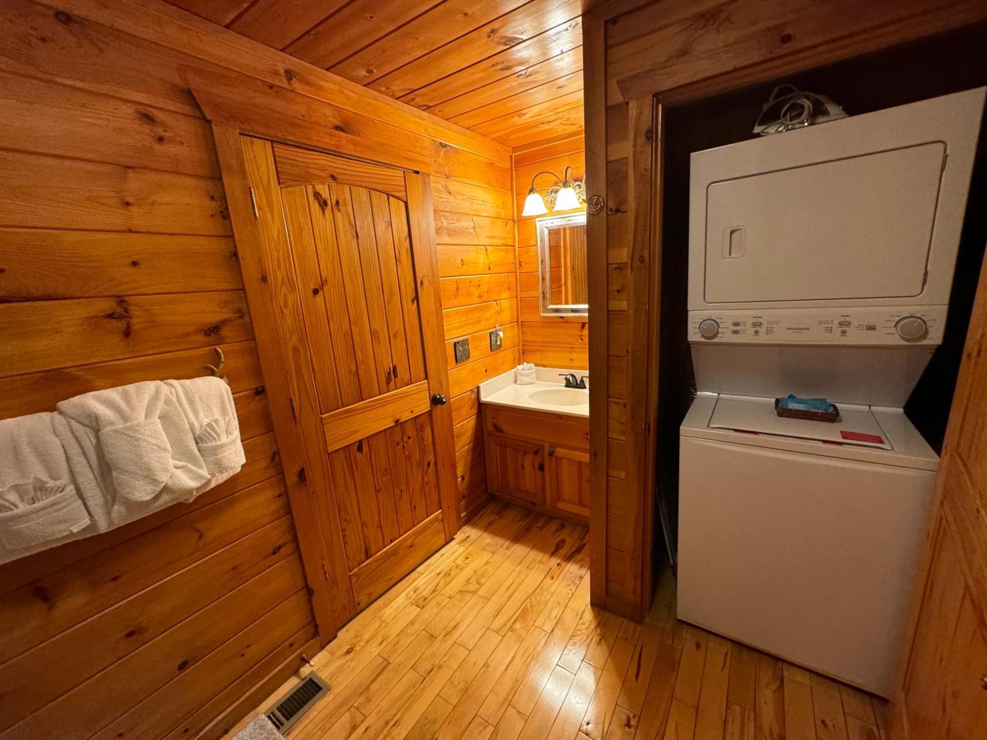 Smoky Paws - Exceptional Cabin, Stunning Mountain Views, Hot Tub, Tranquil, Gigabit Internet, Free L2 Ev Chalet Pigeon Forge